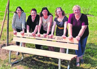Der Vorstand des jubilierenden Frauenvereins, von links: Esther Huwyler, Karin Amstutz, Isabelle Hanke (abtretende Kassierin), Ramona Brunner, Rita Bachmann. Abwesend: Michelle Koller (neue Kassierin). Bild: zg