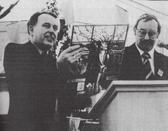 Regierungsrat Dr. Hans Jörg Huber (rechts) überreichte dem Hägglinger Gemeindeammann Marcel Geissmann eine Wappenscheibe.