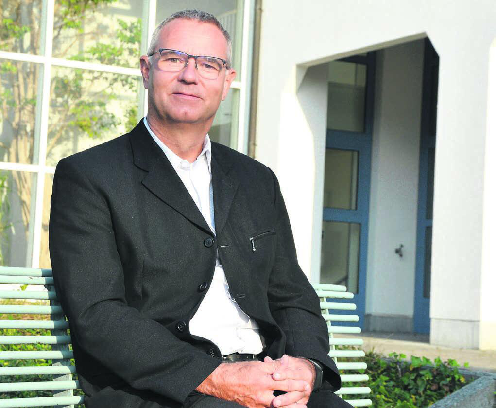 Oliver Stöckli vor dem Gemeindehaus Mühlau. Auf einer Sitzbank lehnt sich der wohl baldige Ammann gerne zurück, nicht aber, wenn es darum geht, Verantwortung zu übernehmen. Bild: Annemarie Keusch
