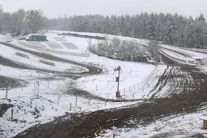Das Gelände des Motocross Wohlen versinkt im Schnee.            Bild: jl