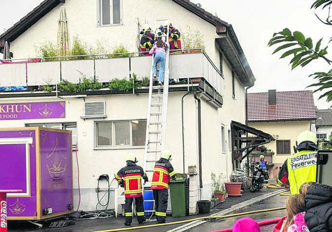 Ein Mädchen kann sich über die Leiter retten. Bilder: aca