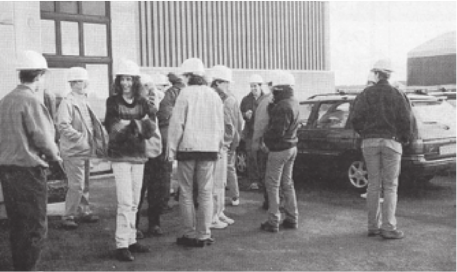 Eine Wohler Kantonsschulklasse besucht eine Fischmehlfabrik in Norwegen. Bild: Archiv