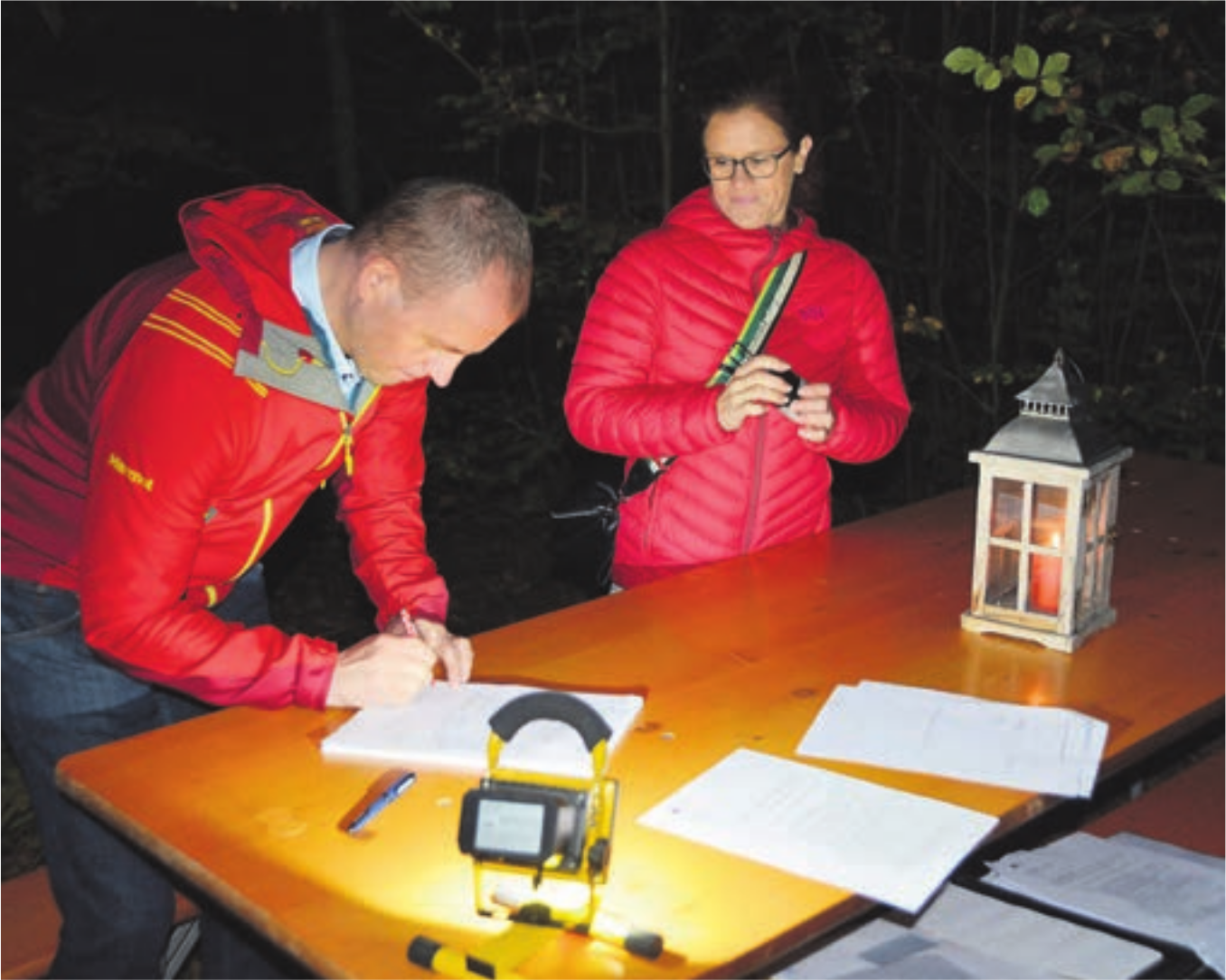 Uezwil und Büttikon gehören neu zum Forstbetrieb Lindenberg. Der Uezwiler Gemeindeammann Stefan Meyer und die Gemeindeschreiberin Nicole Jenni unterzeichnen die neue Anstaltsordnung. Bild: Annemarie Keusch