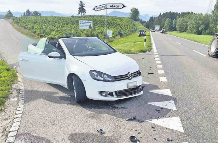 Bei der Abzweigung Richtung Meienberg kollidierte der Anhängerzug mit einem VW. Bild: pz