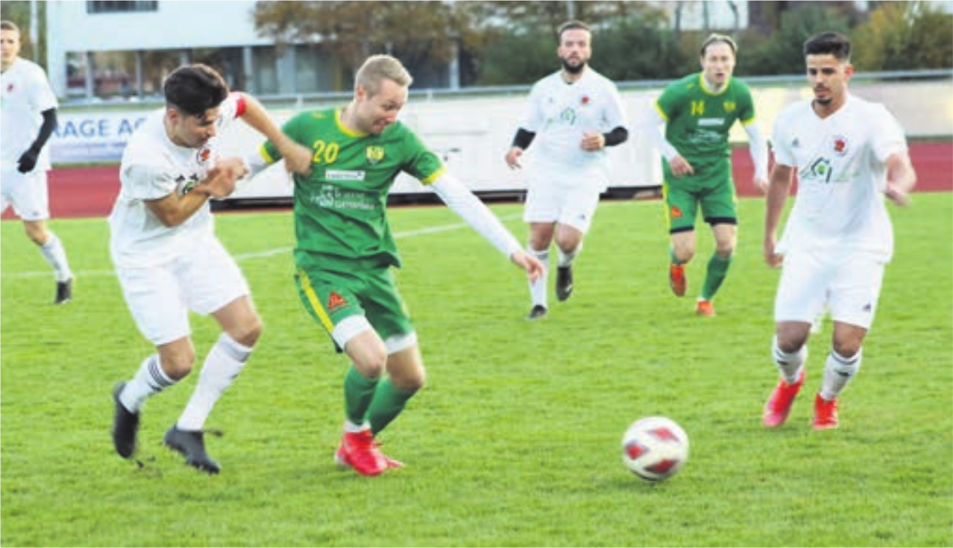 Patrick Pfyl (Mitte) umgeben von Klingnauern. Der FC Mutschellen hat im Aargauer Derby wichtige Punkte liegen lassen. Bild: Astrid Moser