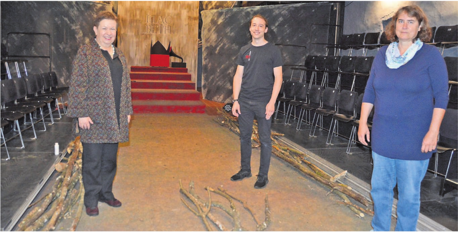 Das Bühnenbild von «Macbeth» steht noch: Heidi Ehrensperger, Silvan Melchior und Andrea Louys vom Kellertheater Bremgarten im Saal. Bild: André Widmer