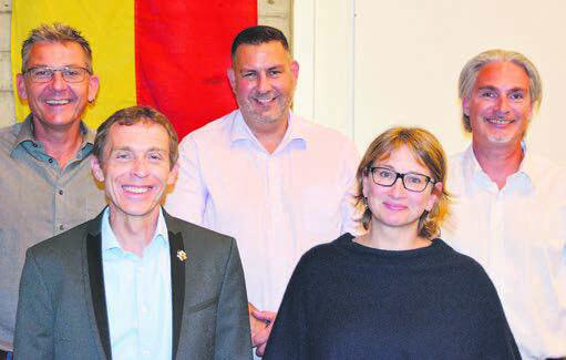 Der Gesamtgemeinderat zeigte sich erleichtert nach der Abstimmung (v. l.): André Lauper, Christian Tschannen und Patrick Fischer. Vordere Reihe (von links): Silvan Zülle und Simone Diem Kabiri. Bild: nl