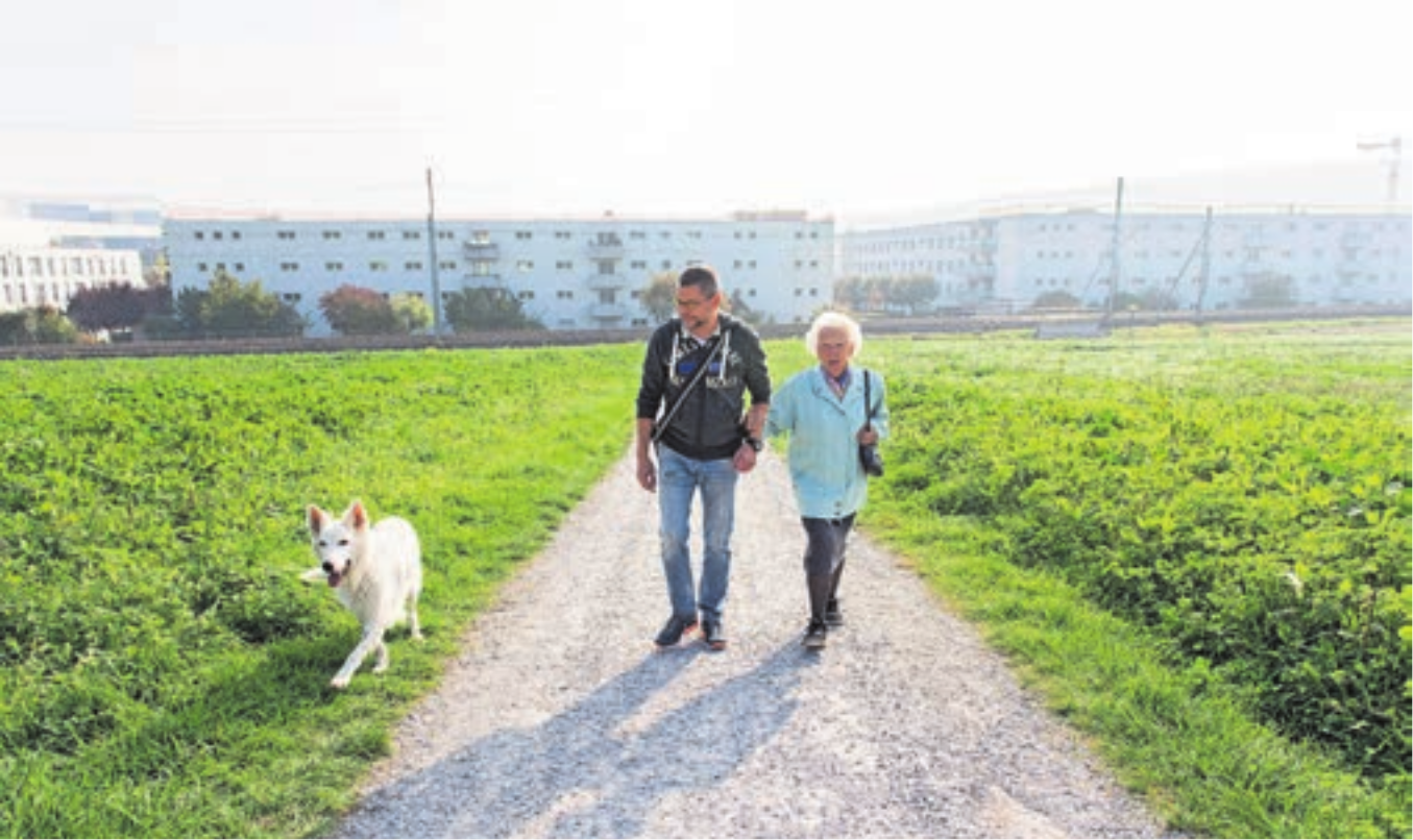 Martha Geiger wird regelmässig von ihrem Betreuer vom Entlastungsdienst Schweiz für einen Spaziergang abgeholt. Martha Geiger hat Demenz und lebt bei ihrer Tochter. Bild: pd