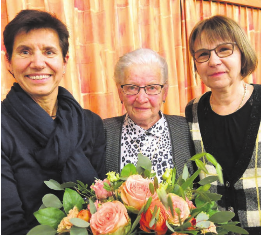 Sie wurden für die langjährige Vereinstreue geehrt: (von links) Beatrice Dubach (45 Jahre), «Chormueti» Margrith Keller (70 Jahre) und Marietta Stutz (40 Jahre). Bild: zg