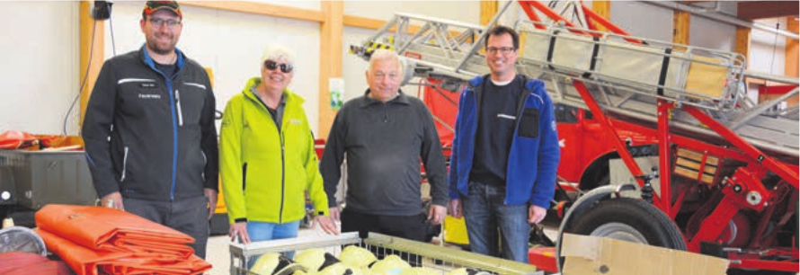 Sie helfen mit Material der ukrainischen Bevölkerung: (v. l.) Roman Nick, Joy Räber, Guido Brumann und Alain Maître. Bild: rwi