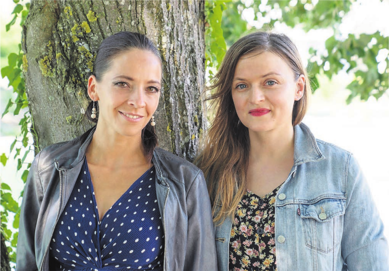Songwriterin Sarah Huber (links im Bild) und Autorin Andrea Keller schauen auf ein ganzes Leben zurück - in Form von Text, Musik und Bildern. Bild: Barbara Bamberger