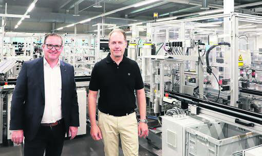 Philippe Ramseier (links) und Martin Ebneter bei Veratron in Rüthi. Bild: zg Philippe Ramseier (links) und Martin Ebneter bei Veratron in Rüthi. Bild: zg