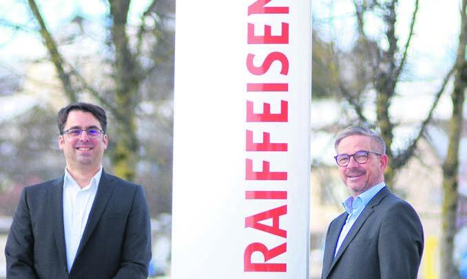 Giovanni Secreti (links), neues Mitglied der Bankleitung, und Marc Jordan, Vorsitzender der Bankleitung der Raiffeisenbank Oberfreiamt. Bild: zg