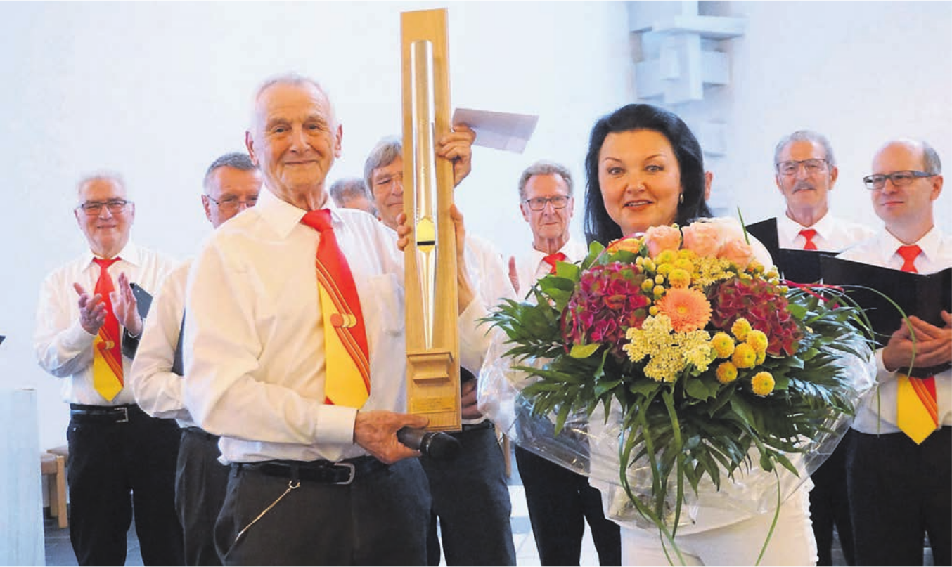 Liuba Chuchrova hat ihre Sänger gut im Griff, und die haben Freude daran. Hier ehrt Ehrenpräsident Peter Hüsser die Dirigentin zu ihrem Zehn-Jahr-Jubiläum. Bild: Hans Rechsteiner