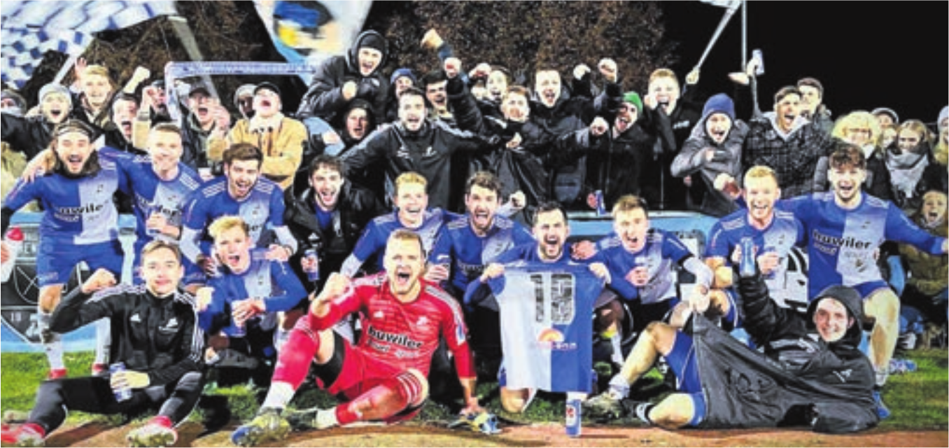 Der FC Sarmenstorf ist die Überraschung der Saison. Hier feiert das Team den Wintermeistertitel in der 2. Liga. Bild: zg