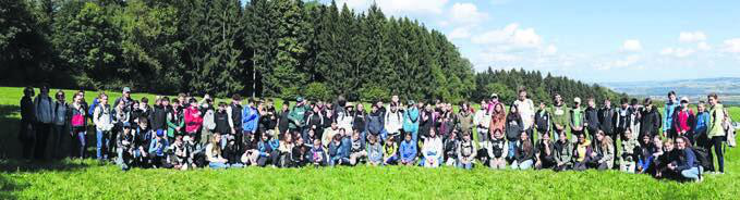 Die hundert Boswiler Oberstufenschülerinnen und -schüler auf einem Bild am Outdoor-Tag. Bild: zg