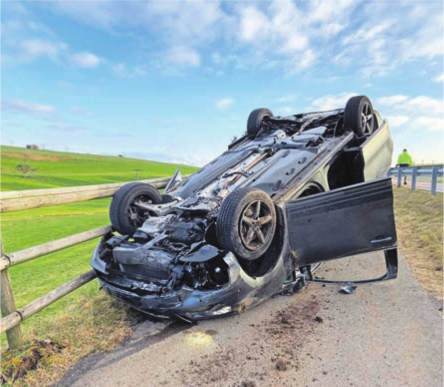 Das Auto schlitterte die Leitplanke entlang, überschlug sich und kam auf dem Radweg auf dem Dach zum Stillstand. Bild: pz