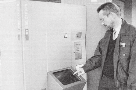 Der neue Billettautomat ist einfach zu bedienen und bietet mehr Service. Bild: Archiv