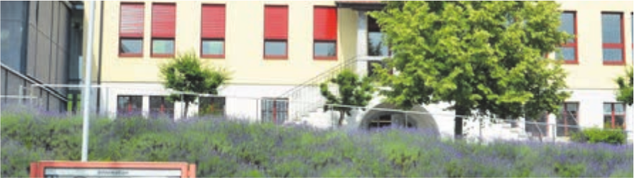 Die Fenster in diesem Bereich des Gemeindehauses müssen ersetzt werden. Bild: Archiv - Das Bild wird blockiert. – Möglicherweise durch einen aktiven Adblocker.