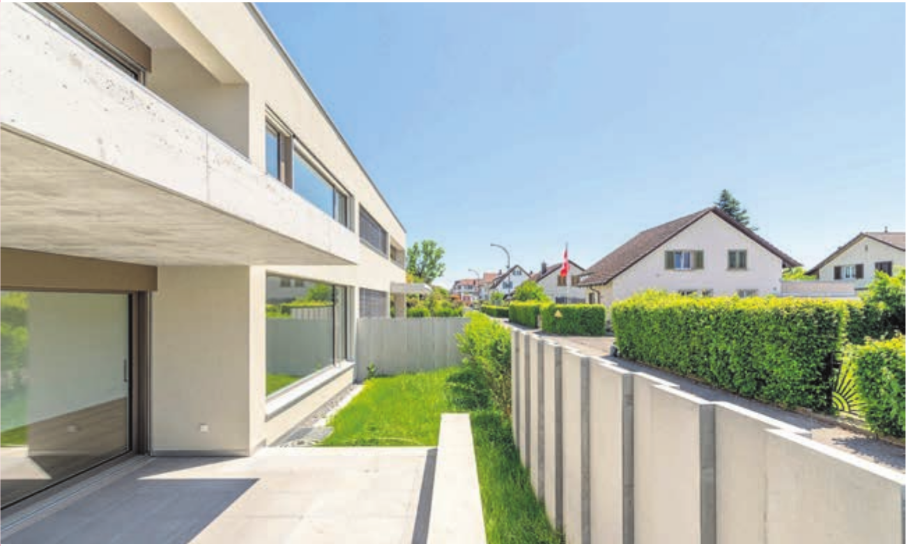 Mit diesem Doppeleinfamilienhaus in Wohlen legen taro architekten beredtes Beispiel für verdichtetes Bauen mit hochwertiger Bausubstanz und natürlichen Baustoffen ab. Bild: zg