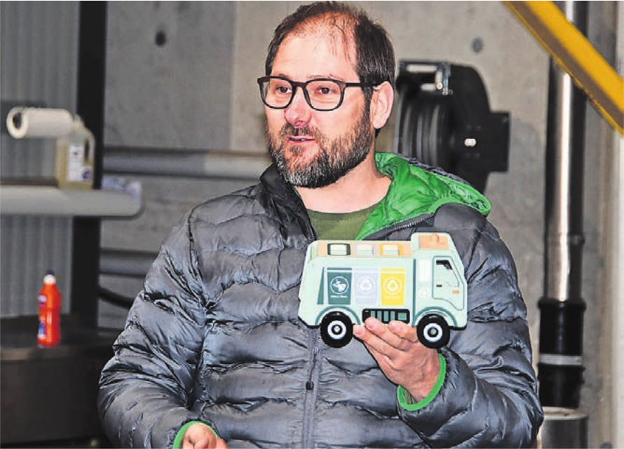 Roger Isler, Leiter Umwelt und Energie der Gemeinde Wohlen, zeigte an Kinderspielsachen auf, worauf man bereits beim Einkauf achten könnte.