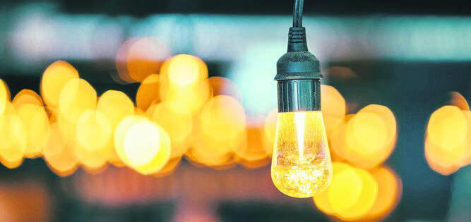Um Strom zu sparen, sollte man das Licht lieber ausschalten. Bild: Pixabay