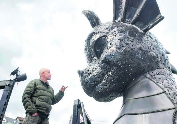Peter Lötscher vor einem seiner «freundlichen Drachen». Sie gehören zu seinen Lieblingsobjekten. Bilder: Marco Huwyler