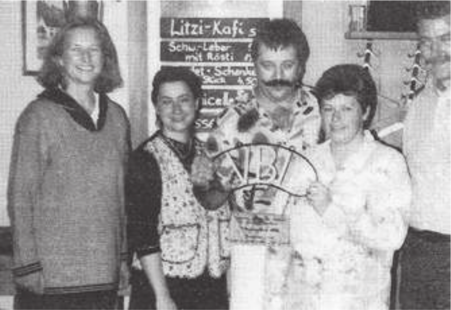 Das «Litzi»-Wirtepaar Esther und Fredy Streich (2. und 3. von rechts) freut sich über die erhaltene Auszeichnung. Bild: Archiv