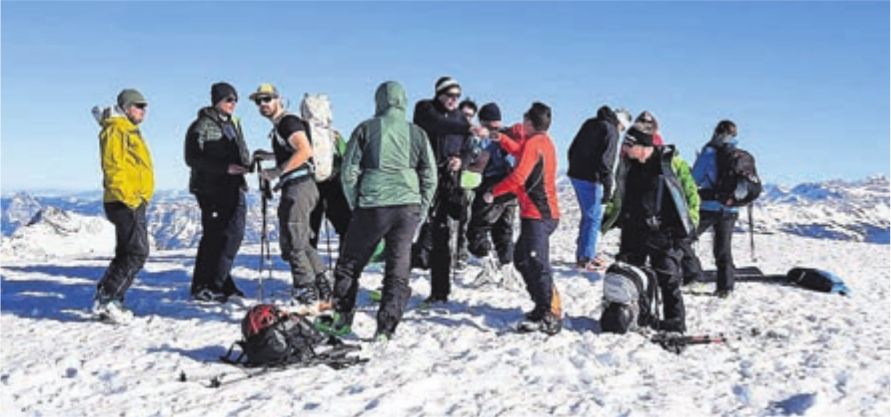 Auf dem Chaiserstuel genossen die Naturfreunde eine fantastische Rundsicht. Bild: zg