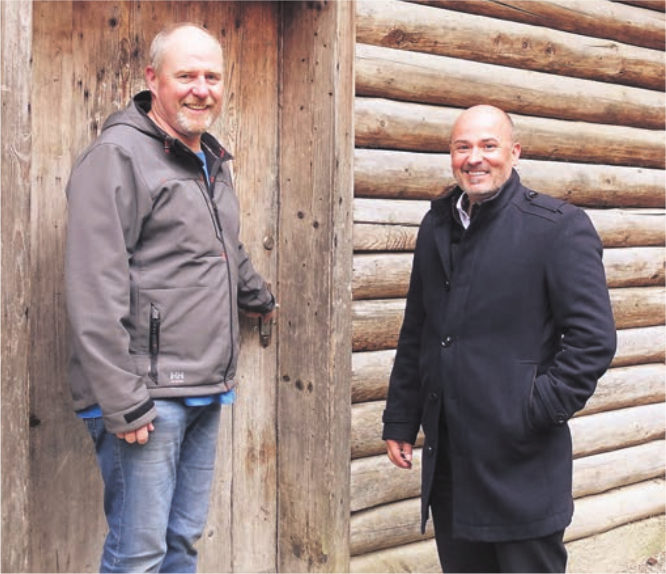Die Tür zum Chlaushüsli im Maiholz-Wald bleibt auch in diesem Jahr leider geschlossen. Martin Burkart, Präsident der Klausgruppe Muri, (links) und sein Vorgänger Philipp Staubli zeigen sich aber zuversichtlich, dass der Samichlaus sich in Muri sehen lässt. Bild: Susanne Schild