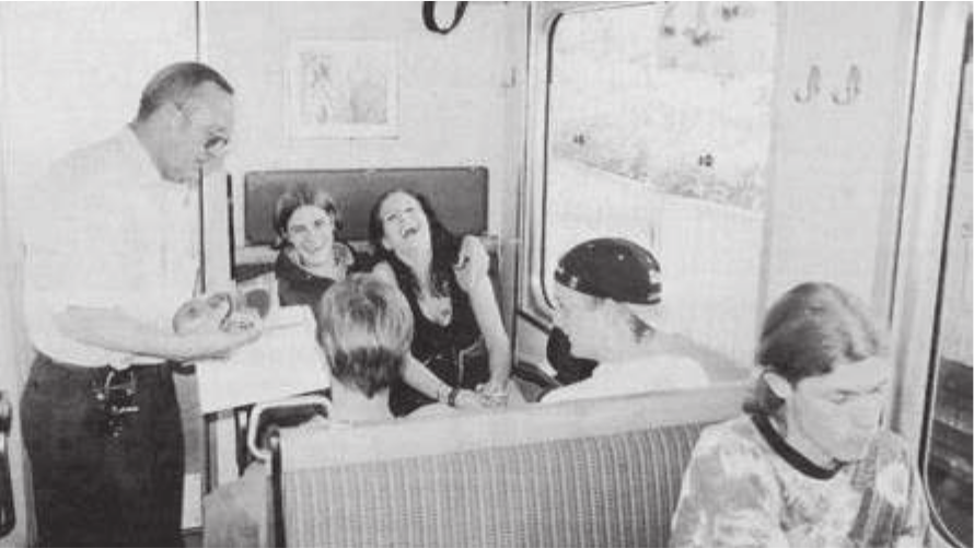 Als Dank für die Treue: Zugführer Fritz Meier verteilt den Passagieren auf einer der letzten Fahrten eine süsse Überraschung. Bild: Archiv