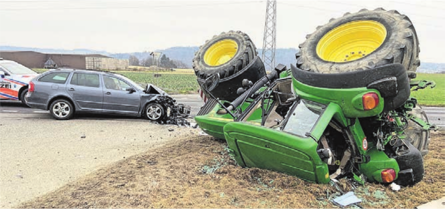 Beide Fahrzeuge erlitten bei diesem heftigen Zusammenprall Totalschaden. Bild: pz