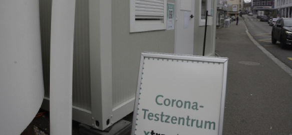 In der Schweiz bleiben die Massnahmen vorerst bestehen und es wird weiter getestet (wie hier beim neuen Corona-Testzentrum vor der Zanzibar in Wohlen). Bild: chh
