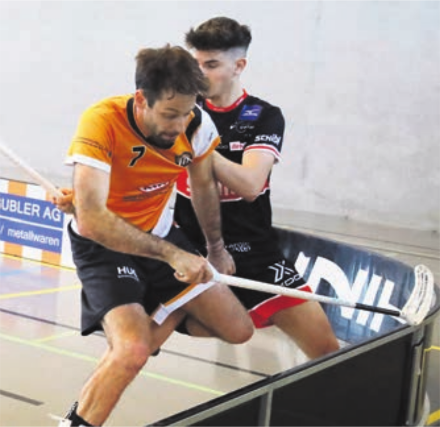 Mutschellens Raffael Keusch (links) wehrt sich gegen einen Spieler des UHC Uster. Bilder: ti