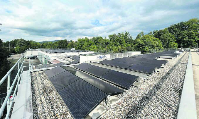 Die Photovoltaikanlage auf dem Flusskraftwerkgebäude versorgt weitere 55 Haushalte mit Strom.