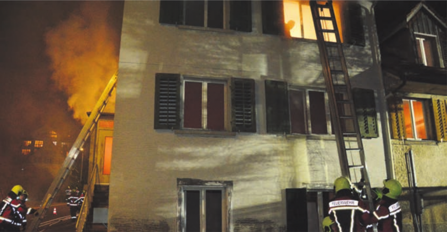 Aus dem Haus der Familie Biderbost mussten mehrere Personen gerettet werden. Bild: Roger Wetli