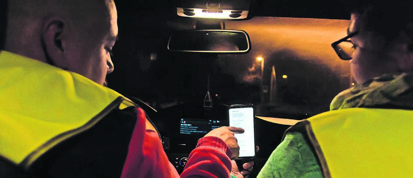 Nachts mit einer Schutzmaske in fremden Autos zu fahren – für die Verantwortlichen von Nez Rouge Aargau sind das keine optimalen Voraussetzungen. Bild: pd