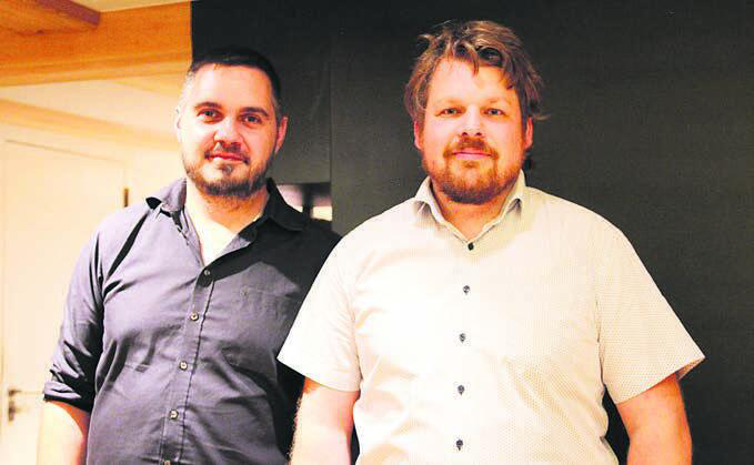 Marco Widmer (links) übergibt seinen Sitz im Vorstand Lukas Jansen. Bild: Monica Rast