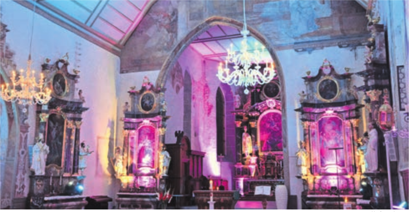Feinfühlige Lichtinstallationen (hier in der Stadtkirche Bremgarten) laden zum Verweilen und zur Meditation ein. Bild: Pfarreisekretariat