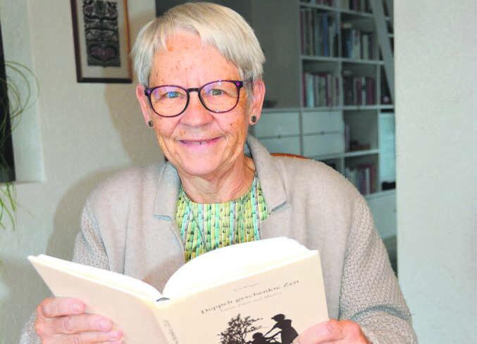 Rita Brügger zeigt ihr Buch, dass mehrere Jahre nach dem Tod ihrer Mutter entstanden ist und jetzt erscheint. Bild: Roger Wetli