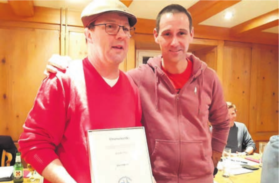 Beat Wachter (links) erhält von Präsident Christoph Brunner die Urkunde. Er wurde an der 82. GV der Waffenlaufgruppe Freiamt zum Ehrenmitglied erkoren. Bild: zg