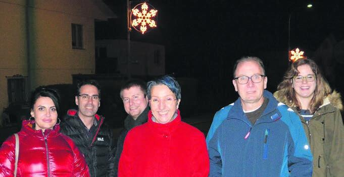 Gemeinderat und Verwaltung freuen sich über die erste Weihnachtsbeleuchtung des Dorfes. Bild: rwi