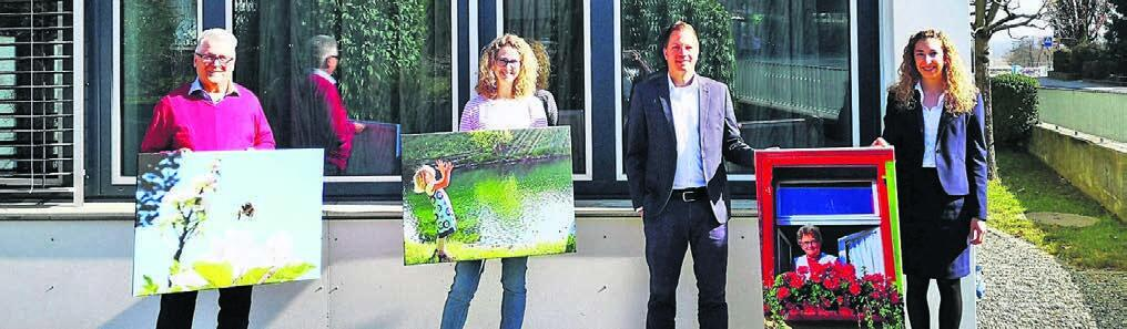 Walter Keller (2. Platz), Nicole Steiner (1. Platz), Reto Hübscher (Vorsitzender der Bankleitung) und Katja Mock (Assistentin der Bankleitung und OK 100-Jahr-Jubiläum, von links) mit dem Bild von Heiri Lustenberger (3. Platz). Bild: zg