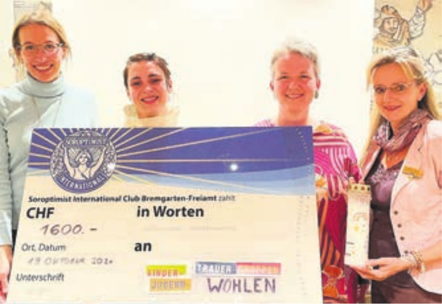 Martina Fischer Bagehorn und Bettina Fischer Keller von den Soroptimisten Bremgarten-Freiamt überreichen den Scheck an Katharina Keel und Christiane Burgert von der Kinder- und Jugendtrauergruppe Wohlen (von links). Bild: zg