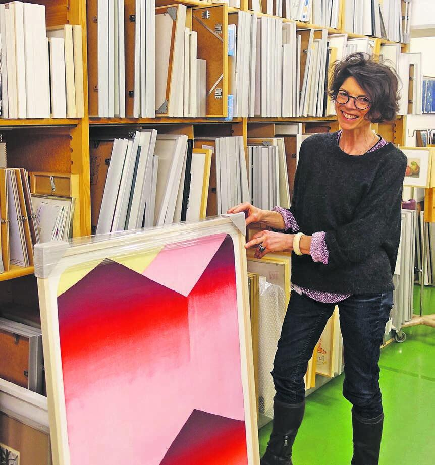 Für Sadhyo Niederberger ist Kunst ein nicht aus dem Spitalleben wegzudenkender Teil. Sie ist überall gegenwärtig: im Park, bei den Eingängen, in Korridoren und Treppenhäusern. Die Kunstbeauftragte verwaltet über 3000 Werke in ihrem Lager, um den Kulturort Spital zu gestalten und zu beleben. Bild: Susanne Schild