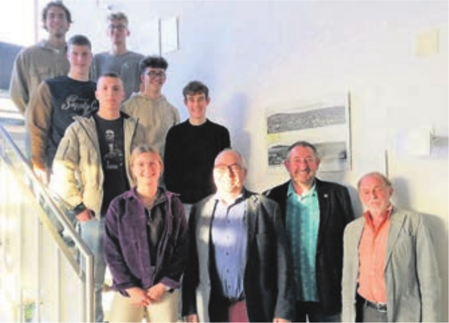 Sieben junge Erwachsene aus Hägglingen nahmen an der Jungbürgerfeier teil. Aus dem Gemeinderat mit dabei waren (von links): Franz Schaad, Ruedi Schmid und Urs Bosisio. Bild: gk