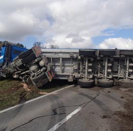 Lastwagen gekippt in Aristau