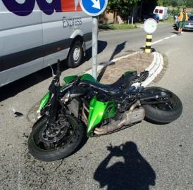 Aristau: Motorradfahrer mit Auto kollidiert