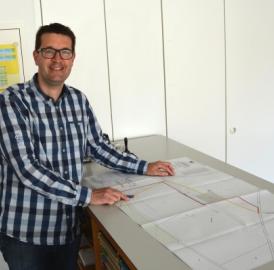 Kreisgeometer reguliert Grenzen