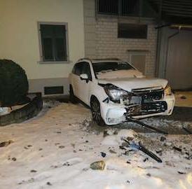 Betrunkener prallt gegen parkiertes Auto – Fahrer unverletzt
